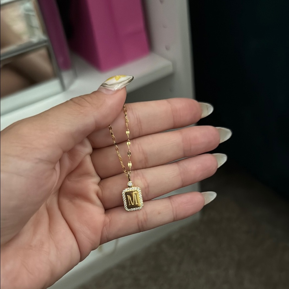 Elegant Gold Pendant Necklace